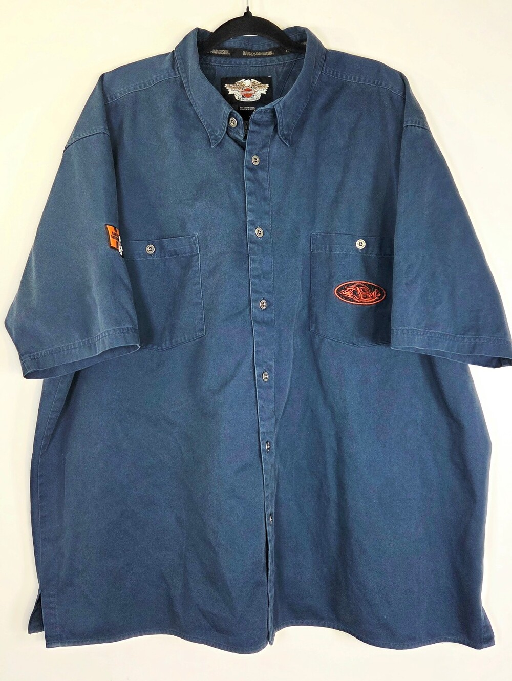 VINTAGE HARLEY DAVIDSON EMBROIDERED FIRE HOG BUTTON DOWN SHIRT.
